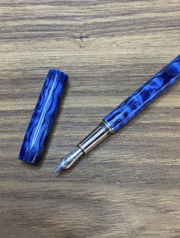 1.「大雄的木作世界」客製木作質感鋼筆深獲各界喜愛，挑選梣木的波浪紋型並染為藍色表示海洋意象。