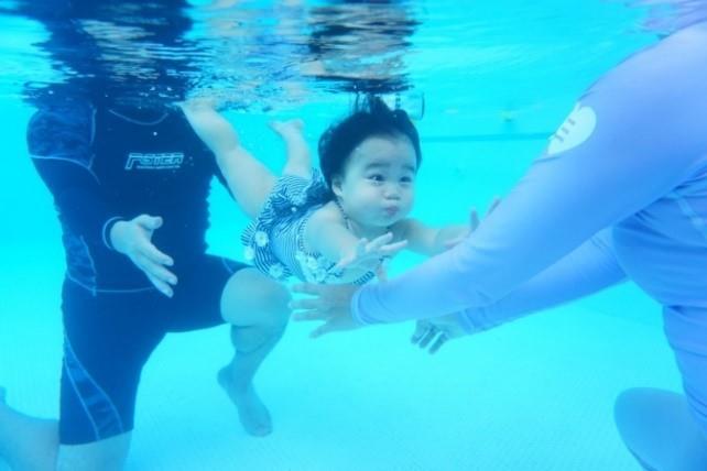 圖2.「童游藝境」舉辦親子嬰兒游泳啟蒙課程，大受家長歡迎。(取自童臻-童游藝境親子課