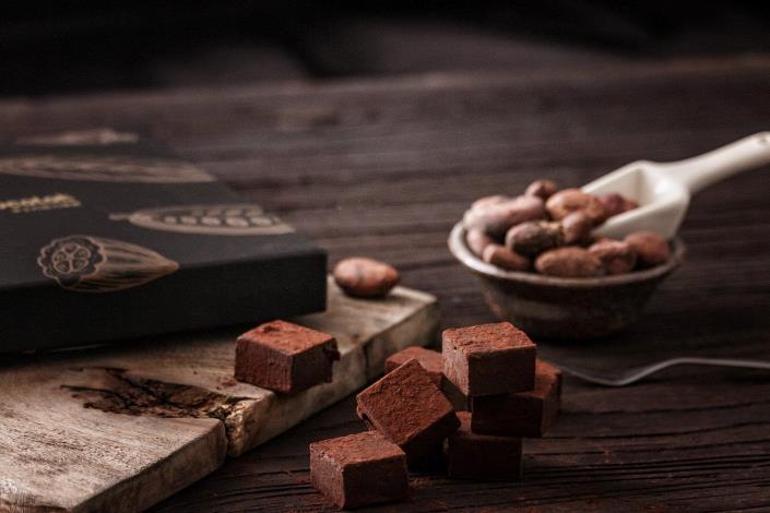 圖3.「E'Z Chocolat」的生巧克力禮盒用料實在，經典風味伴隨奶香，滑順綿密的口感，是門店最受歡迎的熱門品項。(翻攝E'Z Chocolat臉書粉專)