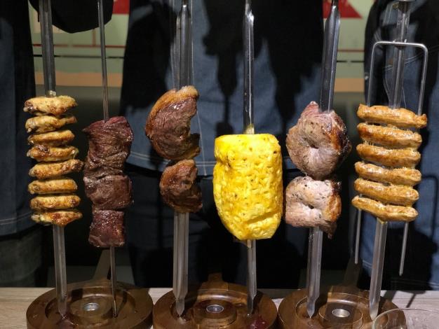 圖1.「Cut It Off麥鬧」全台首創特色巴西風格烤肉，將巴西牛仔用長劍串肉的烤肉風格原汁原味呈現。(圖片取自「Cut It Off麥鬧」臉書)