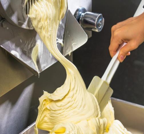 圖3.貝力岡的奶類冰淇淋需經歷加熱殺菌與12小時老化熟成兩道工序，才能形成口感綿密、風味濃郁的匠心級冰淇淋。(翻攝貝力岡臉書粉專)