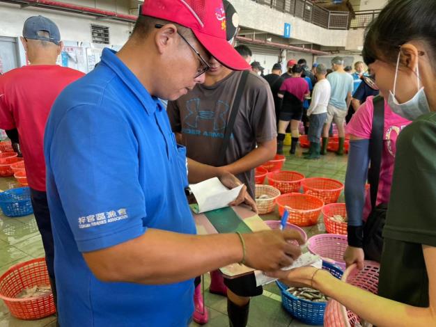 圖說一：青年局帶領青年參觀全國首座通過 HACCP 認證的蚵仔寮魚市場及漁獲拍賣現場。