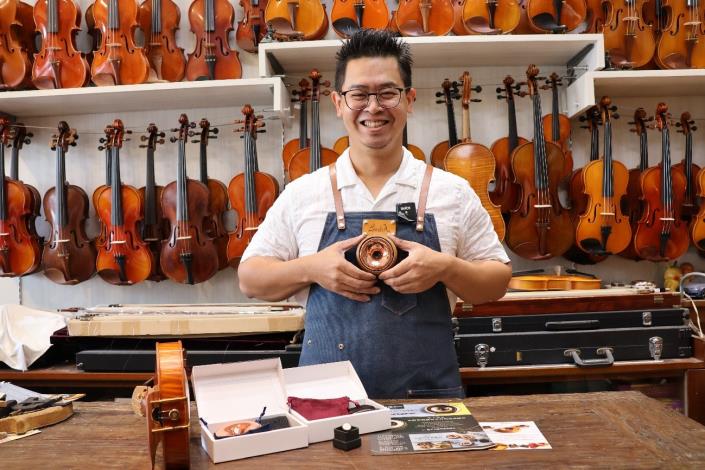 圖1.王宇寧發明大提琴迷你號角-提丰，是一個止滑墊和演奏平台完美結合的產品。