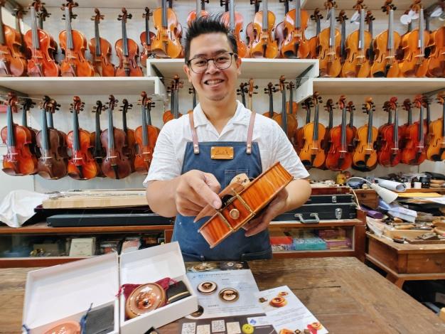 圖6.除了大提琴用的迷你號角外，王宇寧又研發小提琴專用的小號角。