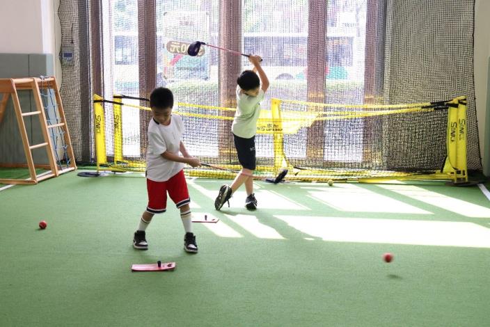 圖6.教練團隊使用較大軟球及較短的球桿作為幼童打高爾夫的啟蒙教具。