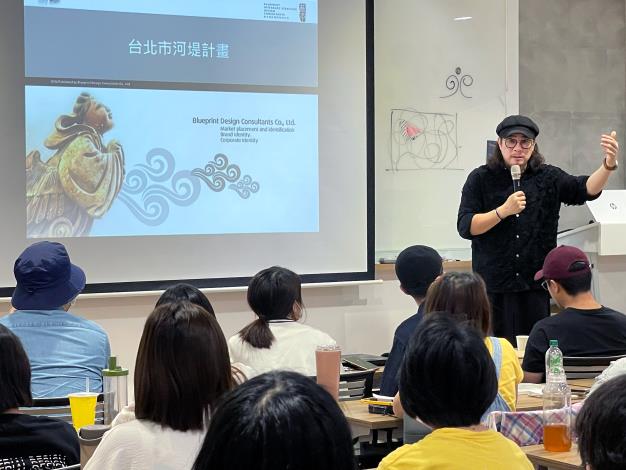 1.以「彩繪人孔蓋」提升城市美學的台灣海報設計協會理事長吳介民，為學員講授視覺美學與品牌創意應用。