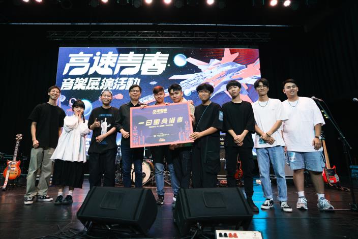 圖4. 市長陳其邁在舞台上與學生樂團互動，接受學生樂團頒發一日團員證書。