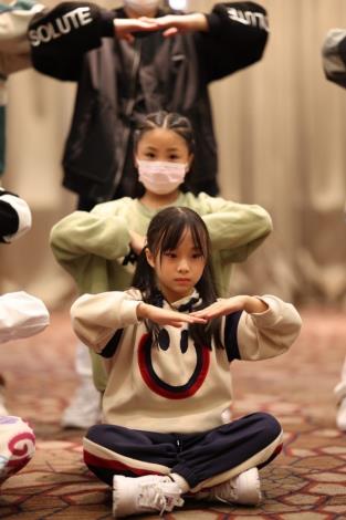 圖3.本屆賽事年紀最小的參賽者李小妹妹（前）才8歲，她很期待決賽當天和大哥哥大姊姊交流。