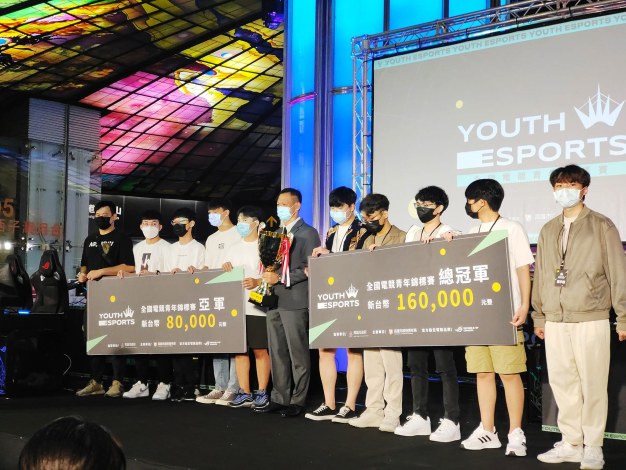 圖3.去年全國電競青年錦標賽由「失業者聯盟」（圖右隊伍）奪冠，「青菜剩剩」（圖左隊伍）為亞軍。