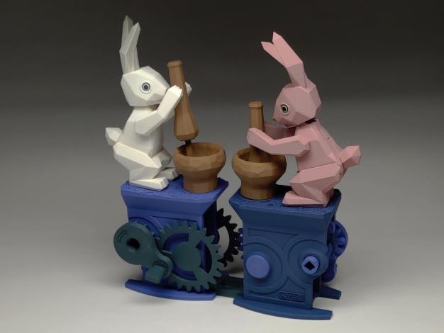 圖4. 創客「硬印HardPrint」與設計師陳學建聯手製作3D列印機械裝置「月亮上的兔子」，可動手操作賞玩。