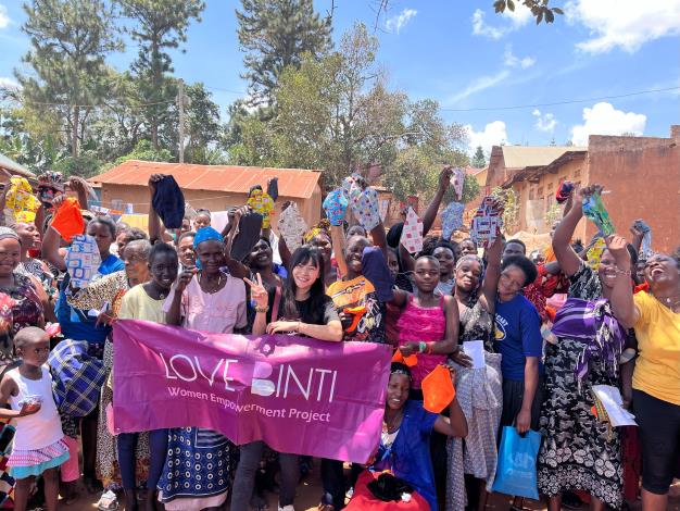 圖1.「Girlsecret Base：她的秘密天地」女性特展與愛女孩國際關懷協會合作，推出縫製布衛生棉工作坊，結合公益一起送愛至非洲。(照片提供：愛女孩國際關懷協會)