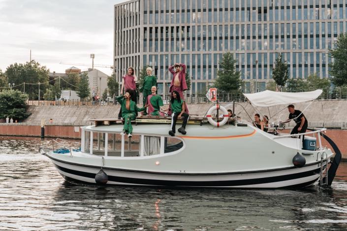 圖2.「＃DAMUR」日前於柏林的史普里（Spree）河上以小艇為T台進行本季設計服飾展演，本週日再將秀場拉回至高雄港，延續「水」元素的移動性特質。