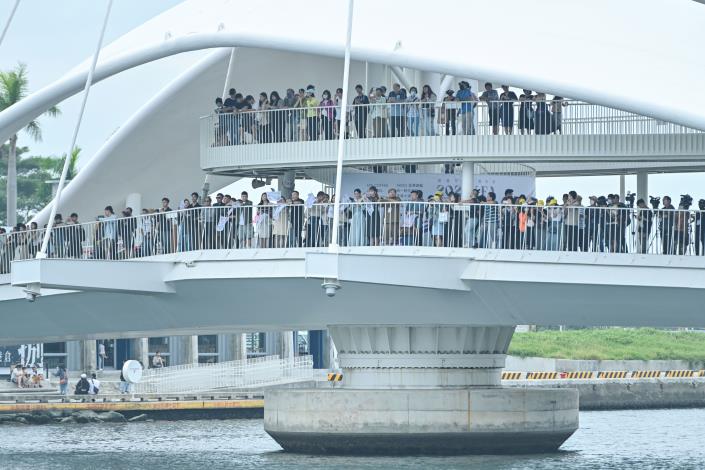 圖8.大港橋上站滿觀看首場海上時尚秀的民眾。