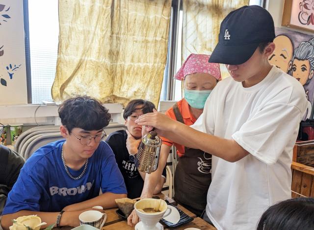 圖4：青年在阿嬤咖啡館與跨世代咖啡師攜手完成手沖咖啡體驗。