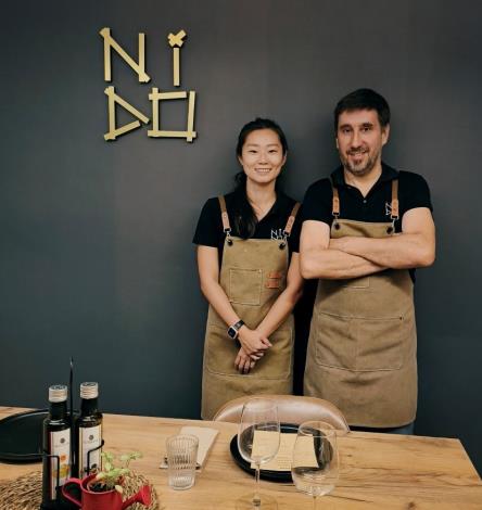 圖2.西班牙私廚餐廳「Nido」設在自家一樓客廳，負責人Sonia(右)與主廚Jon(左)希望帶給顧客「歸巢」的回家感受。(圖片取自「Nido Spanish Cuisine」臉書粉專)