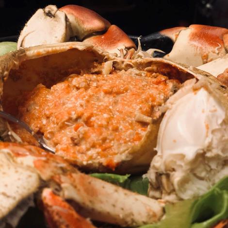圖1.西班牙私廚「Nido」熱門餐點「深海大西洋蟹」以海水汆燙後直接開殼上桌，豐富的蟹膏、蟹卵在嘴裡鮮味迸發。(圖片取自「Nido Spanish Cuisine」臉書粉專)