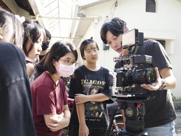 圖3.攝影工作坊講師王淳宇（右一）向學員展示操作Blackmagic pocket cinema came 6k電影攝影機技巧。