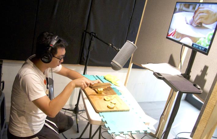 圖5.聲音工作坊學員們分別在擬音室模擬李安導演《飲食男女》片頭做菜戲，學員選用奇異果來模擬切雞胗的聲音。
