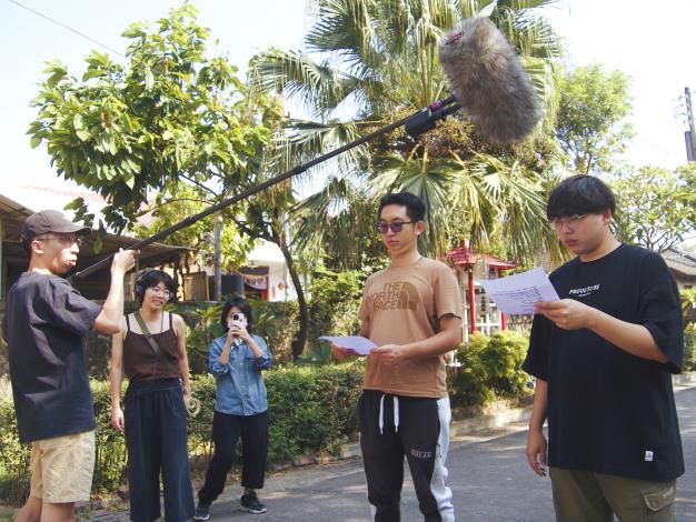 圖4.聲音工作坊講師張喆泓(左一)和學員一起實作拍攝紀錄片時如何舉Boom移動收音。