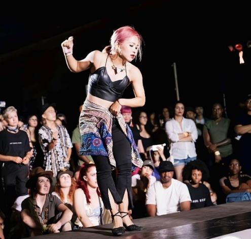 圖2.孫小惠是國內外街舞大賽的常勝軍，曾在2017紐約「Ladies of Hiphop Waacking Battle」賽事中，取得八強好成績。(圖片由「Sounds Code舞蹈工作室」提供)