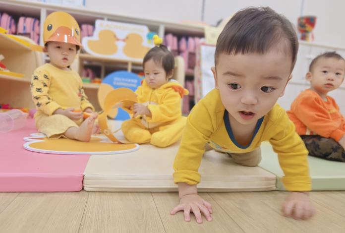 圖3. 「GO GO! BABY DUCK! 鴨寶爬爬GO」寶寶爬行趣味遊戲邀請父母幫家中年齡符合8個月至2歲內的寶寶一同參與。