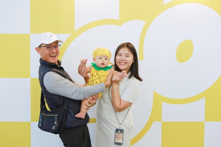 圖5. 「鴨寶爬爬GO」寶寶爬行趣味遊戲以「黃色系」、「小鴨元素」作為DRESS CODE穿搭主題，吸引眾多家長為寶寶精心打扮閃亮登場。