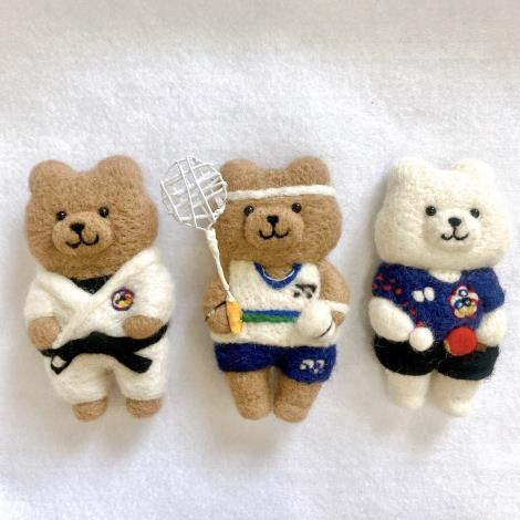 圖3.「林檎羊毛」在東京奧運期間製作運動員制服小熊為選手打氣，廣受好評。(圖片由「林檎羊毛」提供)