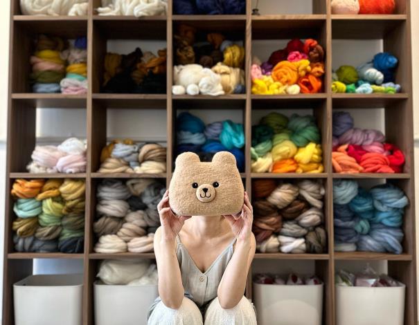 圖4.「林檎羊毛」使用日本進口百分百純羊毛製作，提供固定尺寸小熊羊毛氈，並配合消費者客製小熊身上獨一無二的配件、服飾。(圖片取自「林檎羊毛」臉書粉專)