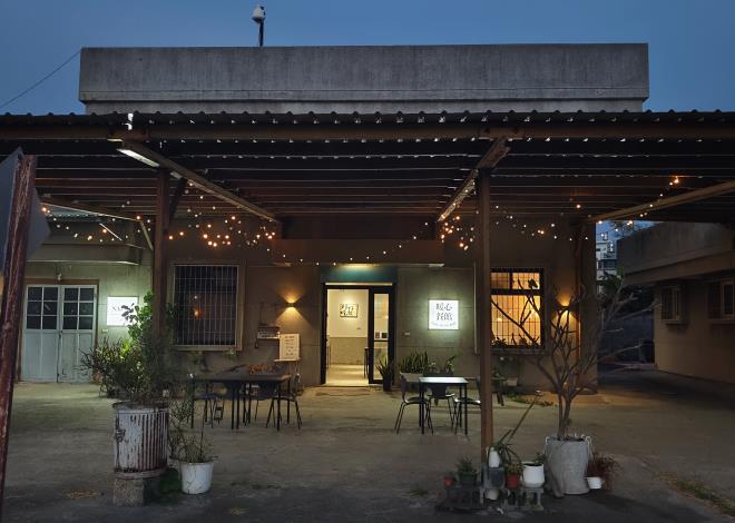 圖2.「暖心餐館」佇立在哈瑪星草原一隅，如同一盞明燈，指引歸途者回家吃飯的路。