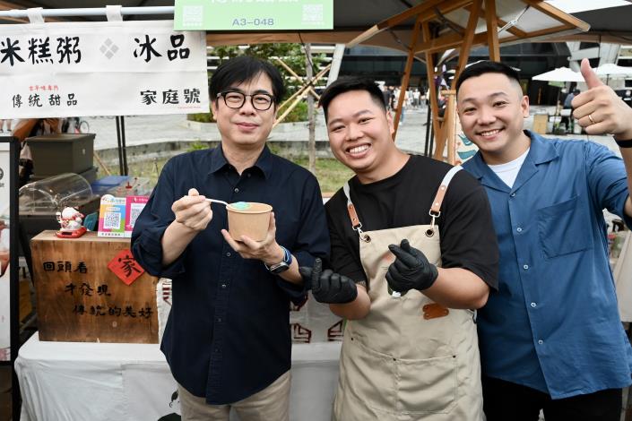 市長局長跟攤商老闆合照