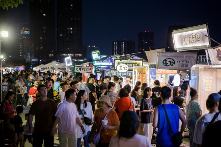民眾逛市集_夜晚