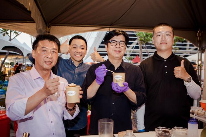 市長、局長、立委跟牛老大合照