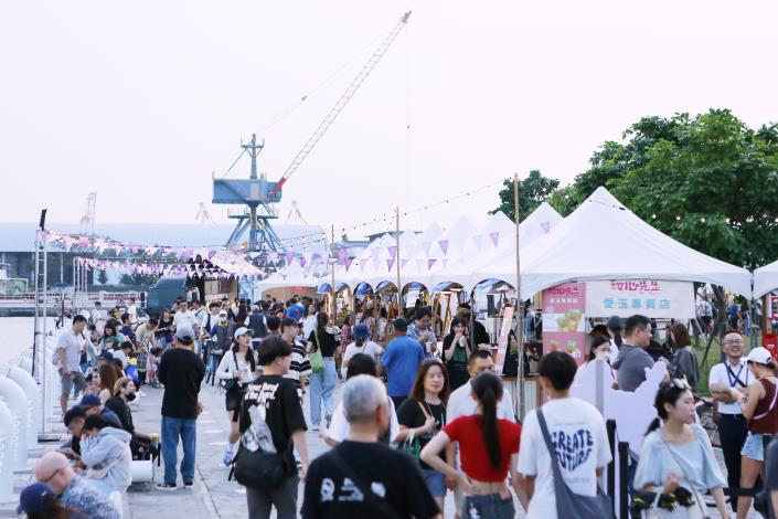 民眾逛市集_白天