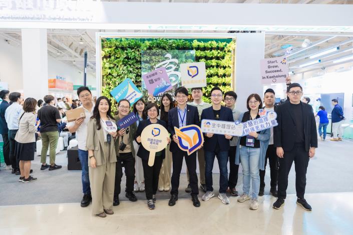 圖4-高市青年局長林楷軒（左7）與副局長汪小芬(左5)參與「2025 Meet Greater South亞灣新創大南方」的高雄新創團隊合影，並肯定業者相關產業領域的傑出貢獻。
