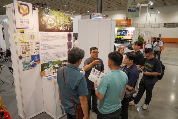 圖四、碳美林在會場上展示微波裂解技術模型，並向詢問的買家解說如何將農廢轉化為再生炭材。