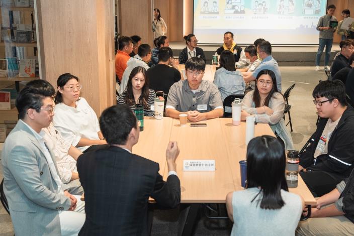 圖3　活動壓軸「青創關鍵力深度 Circle Talk」由四大領域業師擔任桌長，帶領團隊進行輪動式交流，現場氣氛熱烈。