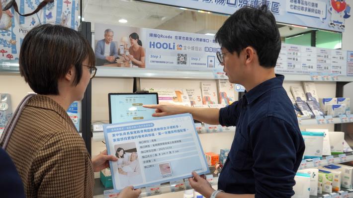 圖3、青年局長林楷軒(右)操作「HooLi空中護理站」系統，以瞭解如何透過平板精準配對符合需求的傷口敷料與照護建議。