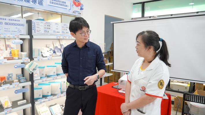 圖2、設置於知名連鎖藥局高雄武廟店的「癒來速－智慧傷口照護專區」，結合數位化標示與藥師專業諮詢，提供民眾完善的居家照護建議與敷料選購。
