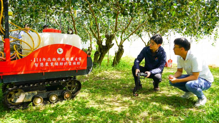 圖2-1、透過高雄市政府農產業智慧農業補助計畫，為靜園農場向伊凌科技購買智慧感控農機設備提供有感補助，促進傳統農業升級轉型。