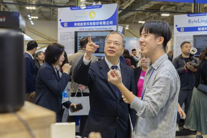 行政院秘書長龔明鑫 (中)參訪「迎蜂有限公司」展攤，並由創辦人李秉衡(右)陪同解說，瞭解團隊深耕那瑪夏原民部落並串接菲律賓社區的跨國協作。 (1)