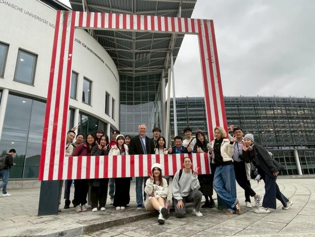 圖3. 慕尼黑工業大學代表向見習團進行校園導覽後，與學員一起在機械工程系門口合影。