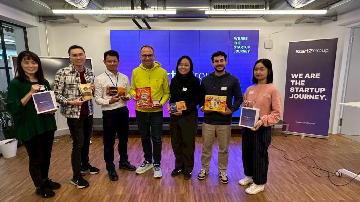 圖4. 學員與德國Start2Group加速器成員交流創業經驗，並贈送台灣伴手禮，促進雙邊文化與創業鏈結。