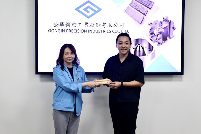 圖2.青年局局長張以理（右）至公準精密參訪，致贈高雄創客禮品給總經理蘇虹音（左）。_0