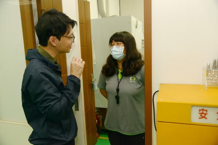 青年局長林楷軒（左）勉勵在「全球安聯」實習的胡郡珊（右），期盼藉由醫療生技實習機會，探索未來職涯方向。