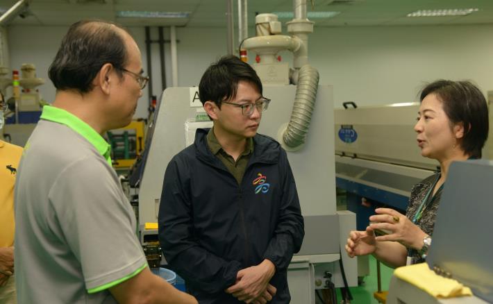 青年局長林楷軒（中）參觀「全球安聯」人工牙根產線，並由總經理張雅欣（右）與研發與品保部經理黃啟浩 (左）陪同，解說產線流程。