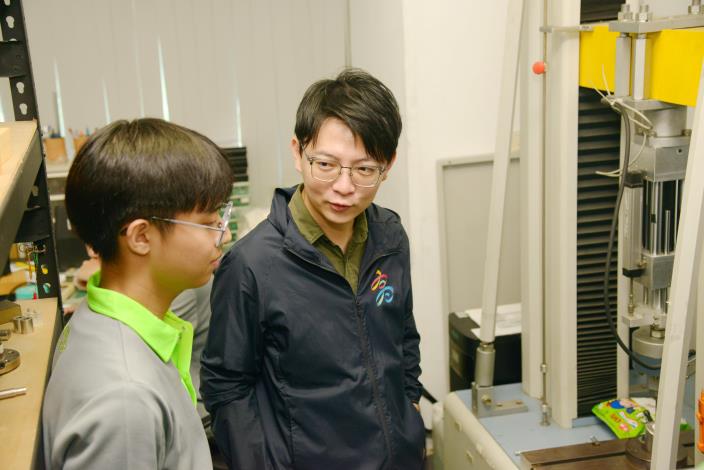 崑山科技大學機械系畢業、藉由大港實習進入「全球安聯」實習現已轉任正職的李奕瑨（左），與高市青年局長林楷軒（右）交流職場心得。