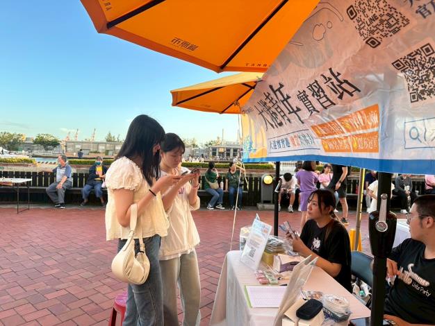 圖3. 青年局於大型活動現場設攤宣傳「114年大港青年實習媒合計畫」，向青年學子說明實習資源與申請方式，提升政策能見度。