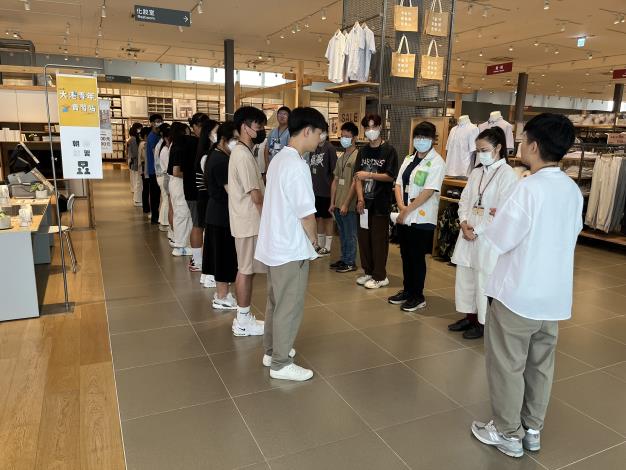圖7.無印良品每天開店前有承襲日本總部的「朝禮練習」，店員也帶領參訪學生透過精神喊話開啟朝氣的一天。.JPG