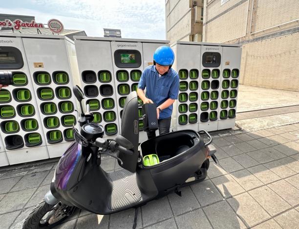圖說4：青年局局長張以理至全台唯一擁有最大 Super GoStation® 超級電池交換站-Gogoro鼓山青海門市，體驗電動機車置換電池。