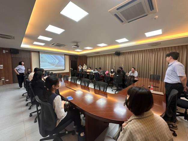 虹牌油漆向學生簡介公司的發展歷程